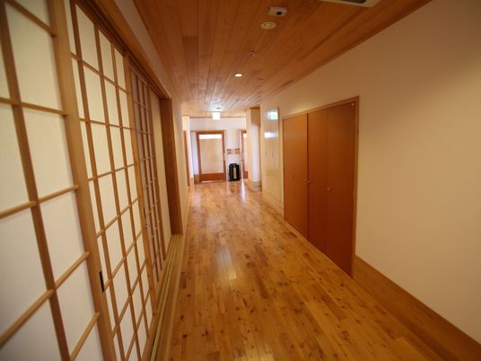 暖かな木目の廊下