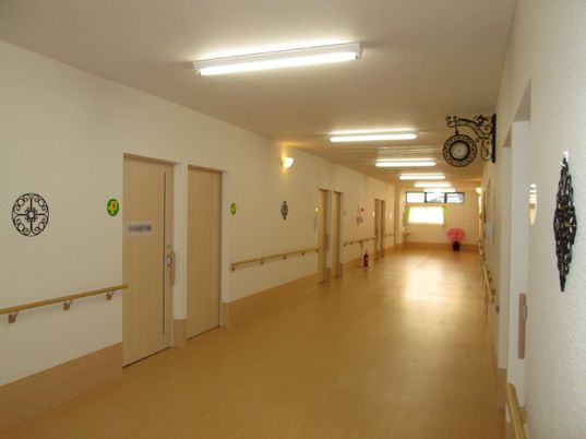 明るい廊下の景観