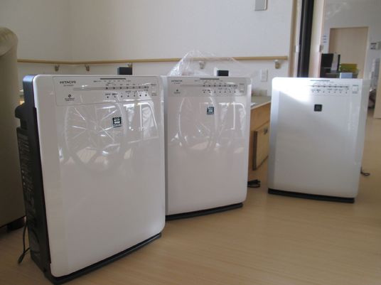 新しい洗濯機が並ぶ部屋