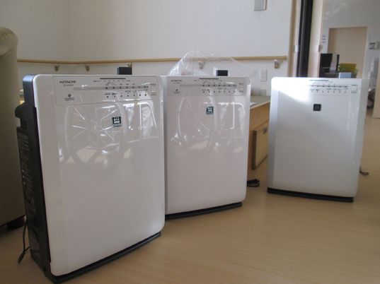 新しい洗濯機が並ぶ部屋