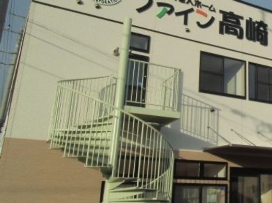 施設の外観と階段