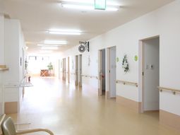 明るい照明の廊下
