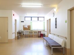 清潔な病棟の廊下