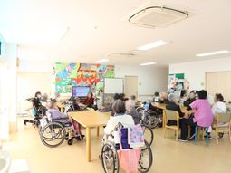 活動室の明るい風景