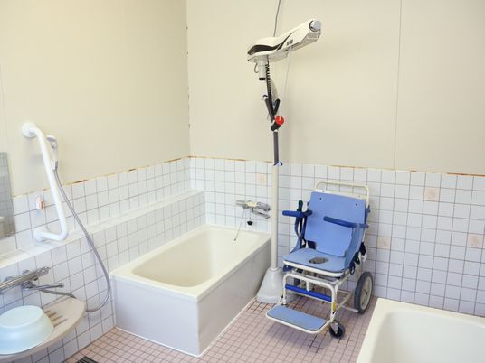 バリアフリー設計の浴室