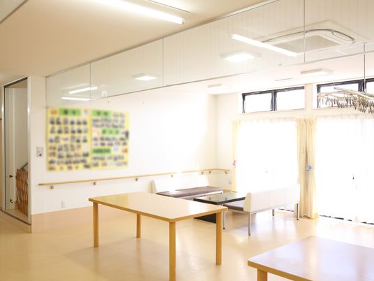 広々とした明るいダイニング