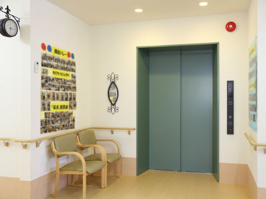 エレベーター前の待合スペース