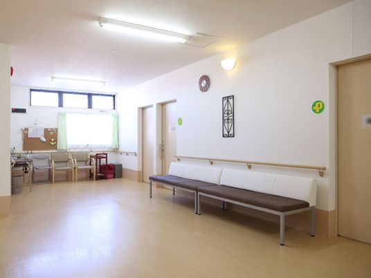 待合室の明るい空間