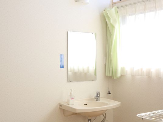 明るい洗面所の様子