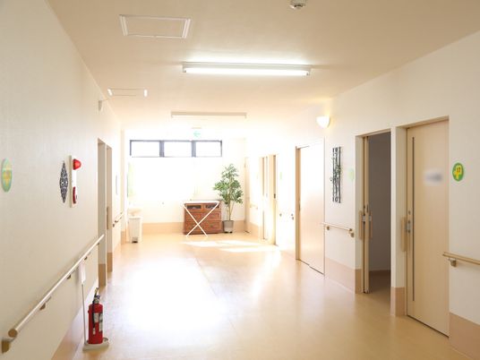 明るい廊下と部屋の入口