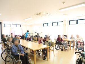日中の明るい食堂