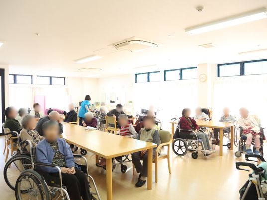 日中の明るい食堂