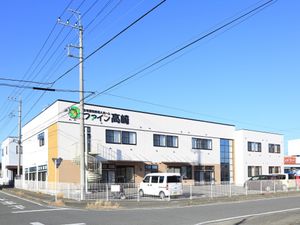 白く広々とした建物外観