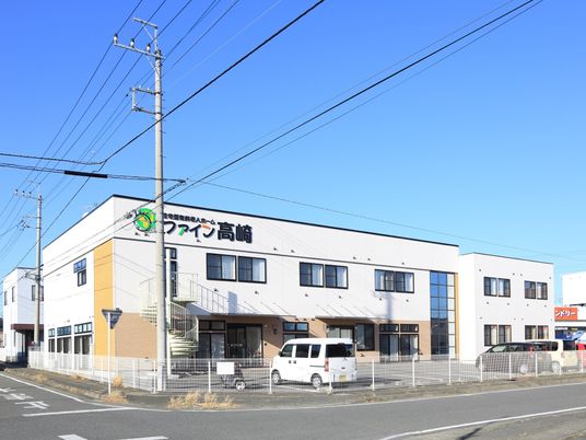 白く広々とした建物外観