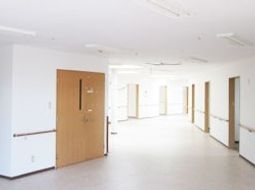 明るく広々した廊下