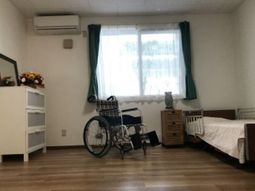 車椅子とベッドのある居室
