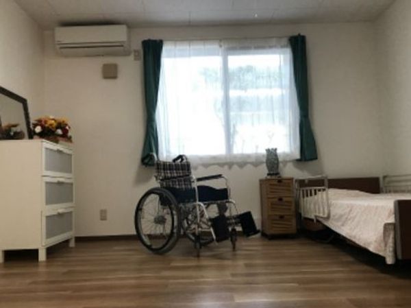 車椅子とベッドのある居室