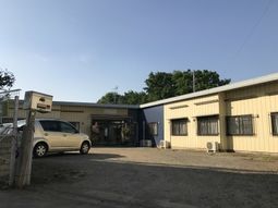 広場のある施設外観