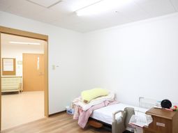 落ち着いた色の居室