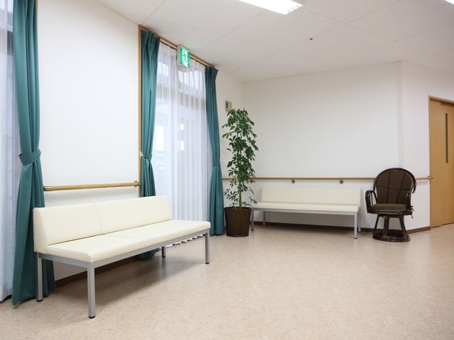 待合室の椅子と植物 通路 清潔感のあふれる待合室には、安らぎを与える植物も配置されていて、訪れる方が心地よくお待ちいただけます。