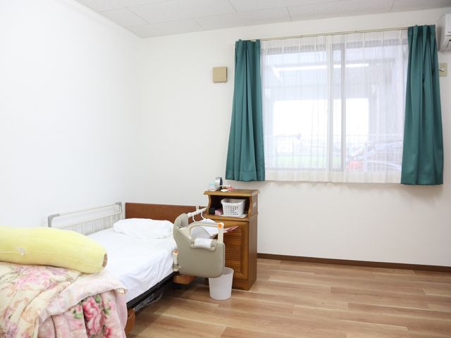 居心地の良い居室風景 居室 ゆったりとした居室には、快適な生活のための家具が整っており、窓からは自然光が差し込みます。明るく清潔感のある空間で、日々の暮らしをご堪能いただけます。