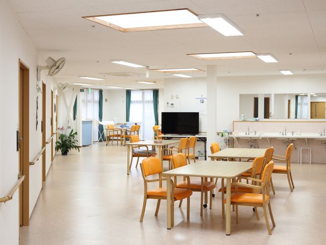 共有スペースのスナップ 食堂 明るく広々とした食堂です。車椅子の方も快適にご利用いただける配慮がされています。