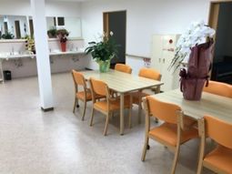 清潔な食堂のテーブルと椅子
