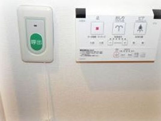 壁に取り付けられた呼び出しボタン
