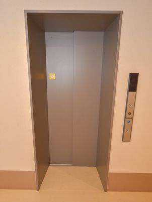 シンプルなエレベーター前