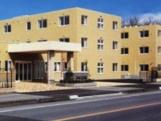 黄色い建物の外観