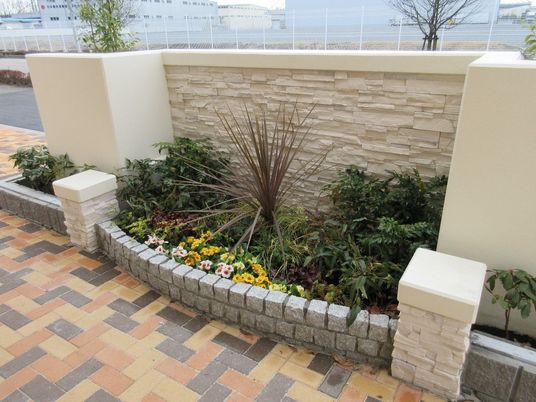 色とりどりの植栽とレンガ壁