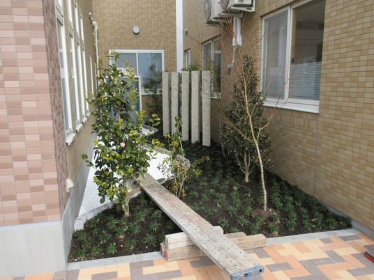 施設の小さな庭