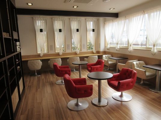 赤い椅子が並ぶ休憩スペース