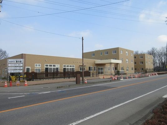 広々とした施設の外観