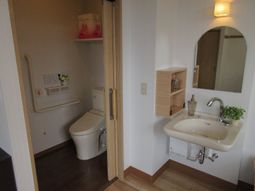 清潔なトイレと洗面台