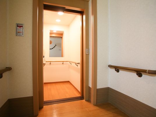 廊下と手すり付き入口