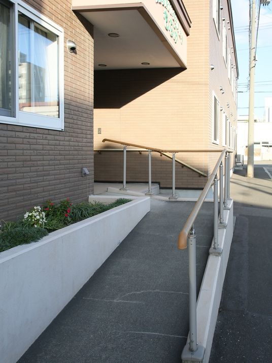 施設のきれいな外観