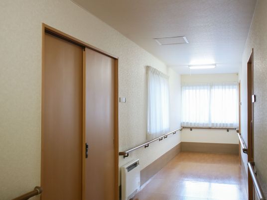 居室の入口と廊下