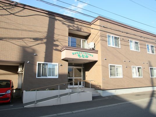 明るく広々とした建物正面