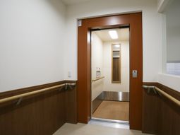 清潔なエレベーター入口