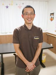 笑顔のスタッフ立つ室内