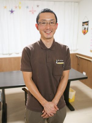 笑顔のスタッフ立つ室内