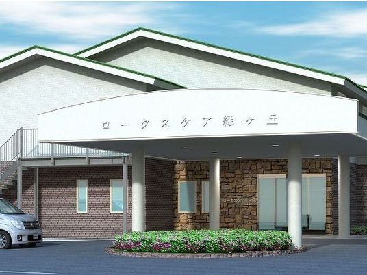 施設の明るいエントランス