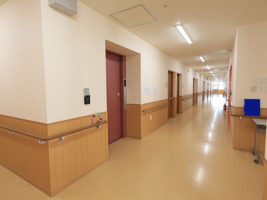 清潔感のある広い廊下