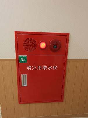 赤い非常用放送設備