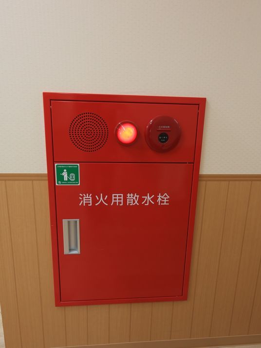 赤い非常用放送設備