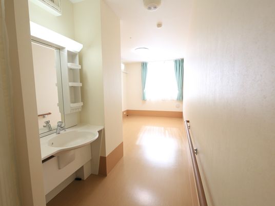 洗面台があるきれいな廊下