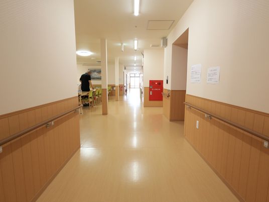 廊下に手すり付き