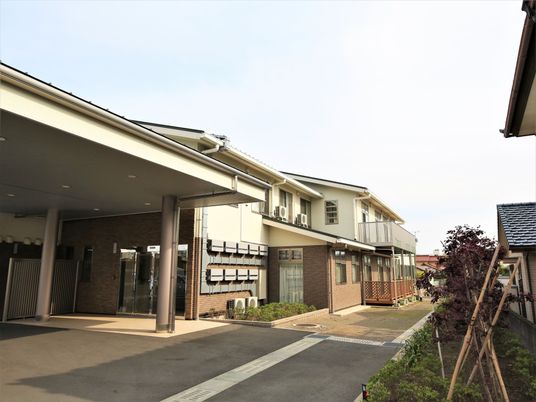 明るい外観の施設入口
