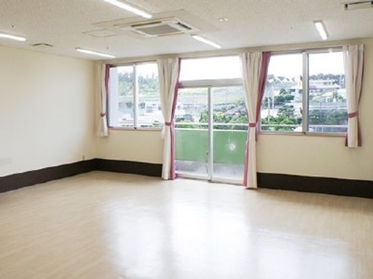 広々とした明るい部屋